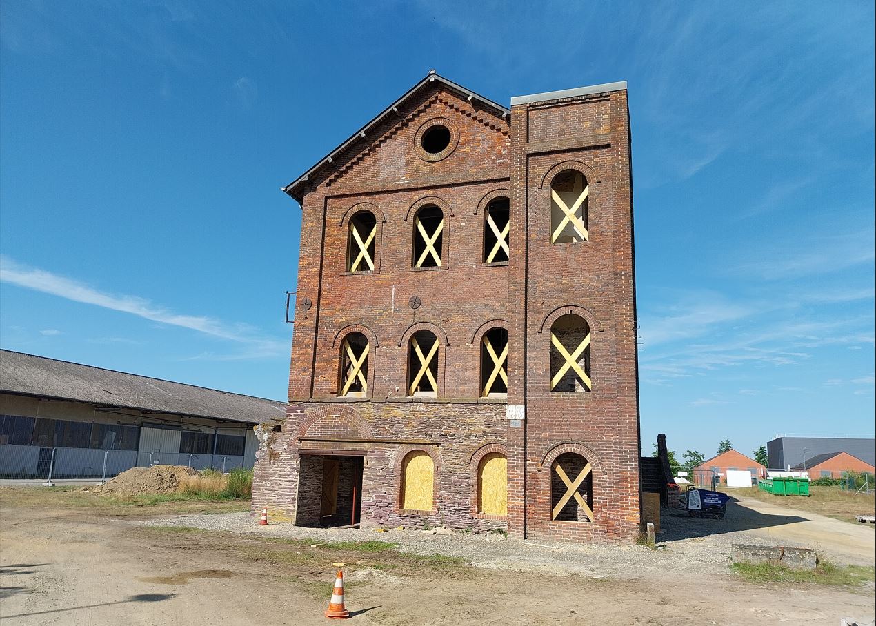 Comment nettoyer un Monument Historique hautement pollué au plomb ?