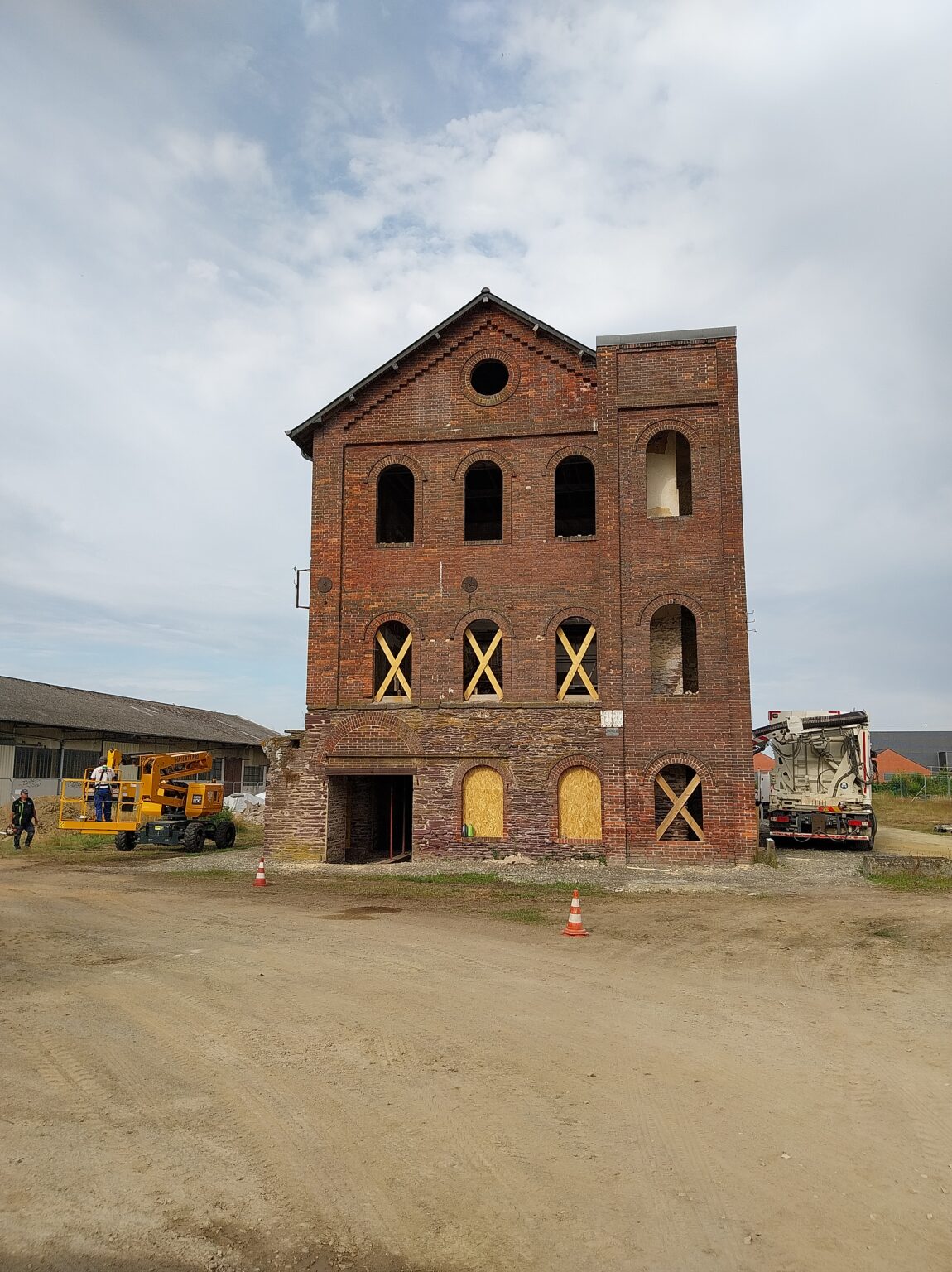 Comment nettoyer un Monument Historique hautement pollué au plomb ?